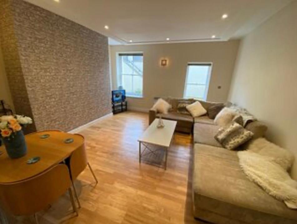 Easby Breakaways - **Modern Apartment 5 mins from South Bay, Scarborough** - Housity