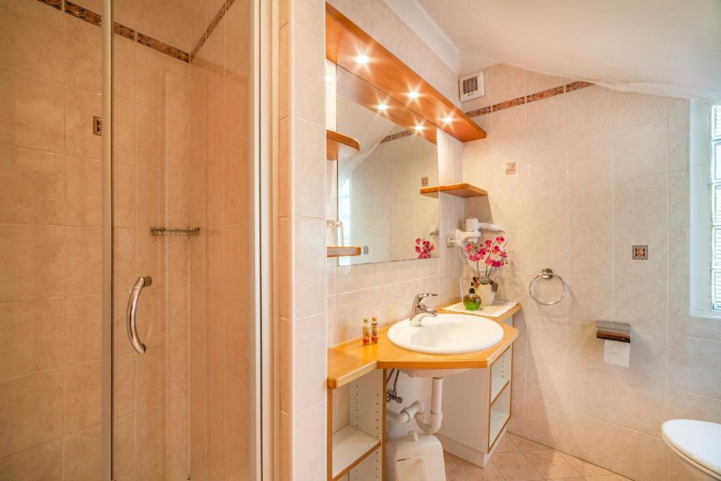 A bathroom at Adang Ferienwohnung Etschtal