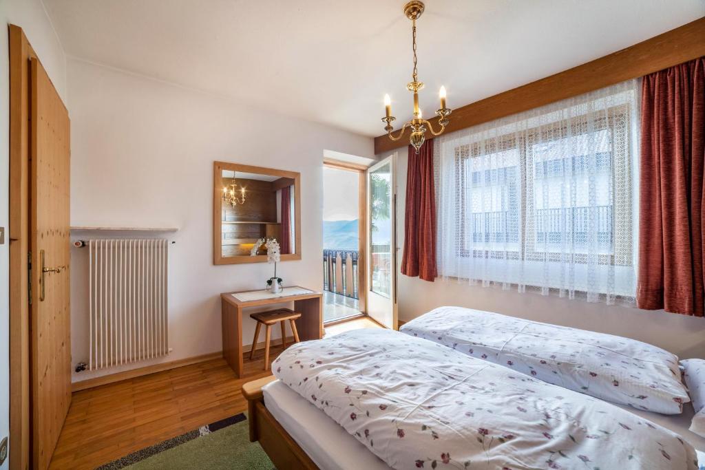 A bed or beds in a room at Adang Ferienwohnung Etschtal