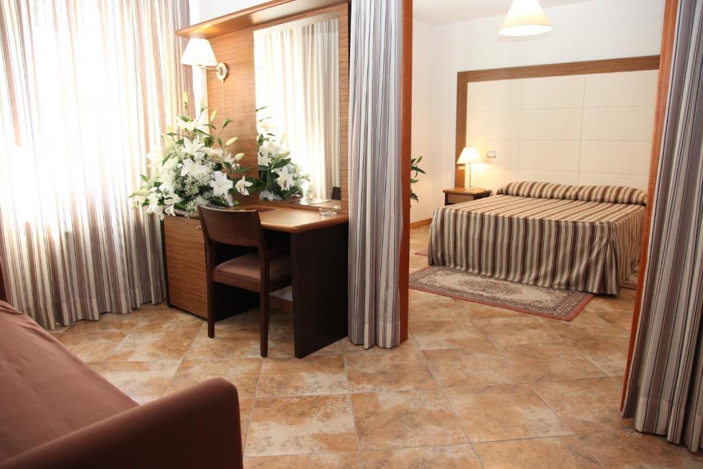 Postel nebo postele na pokoji v ubytování Royal Hotel