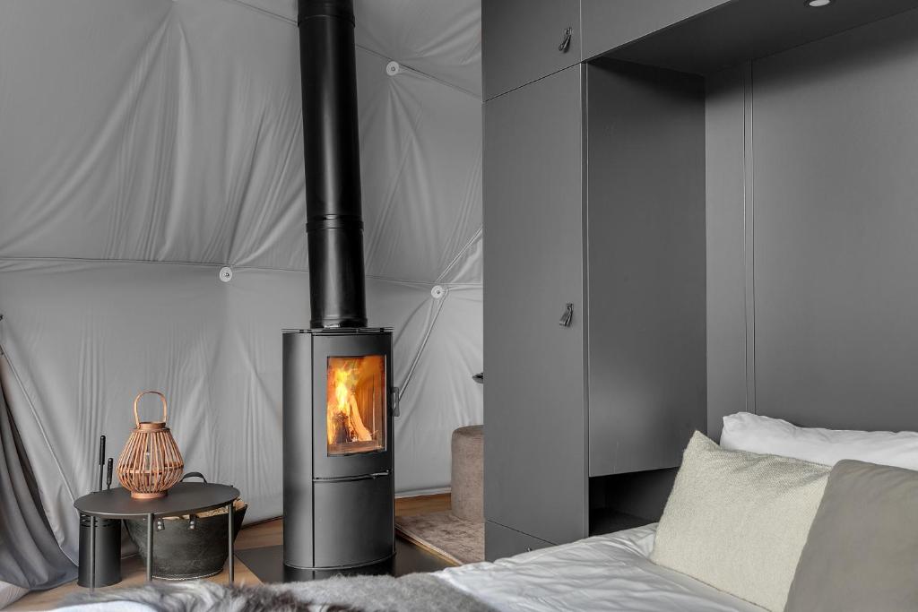 Postel nebo postele na pokoji v ubytování Golden Circle Domes - Glamping Experience