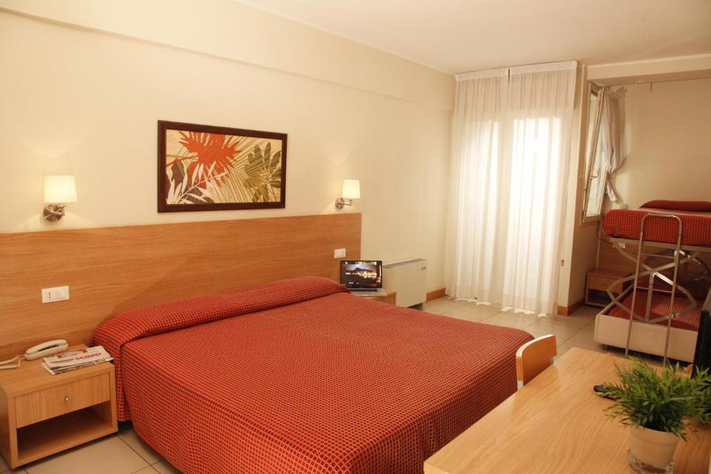 Postel nebo postele na pokoji v ubytování Hotel Majorca sul Mare in centro a Riccione