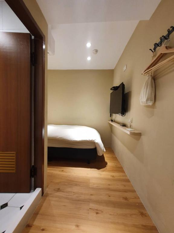Postel nebo postele na pokoji v ubytování Yoshi Hotel - Tainan Station Branch
