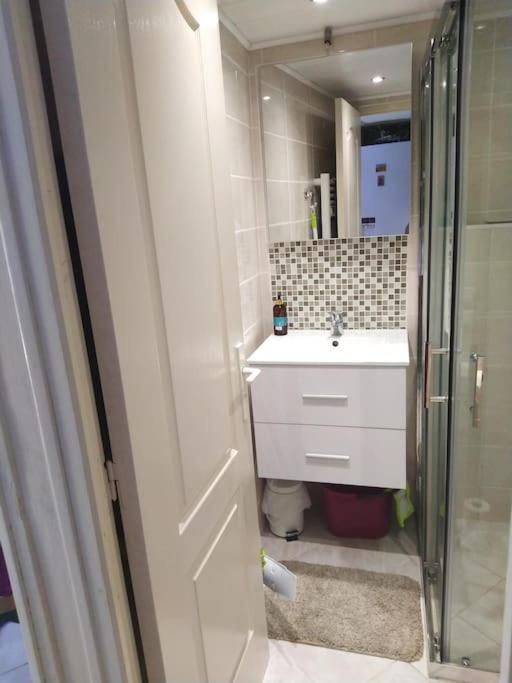 Łazienka w obiekcie Studio idéal pour deux voyageurs sur Marseille