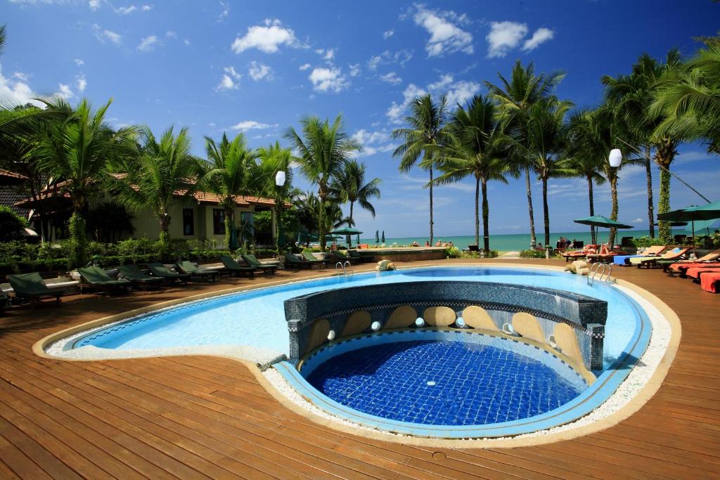 Bazén v ubytování Khaolak Bayfront Resort nebo v jeho okolí