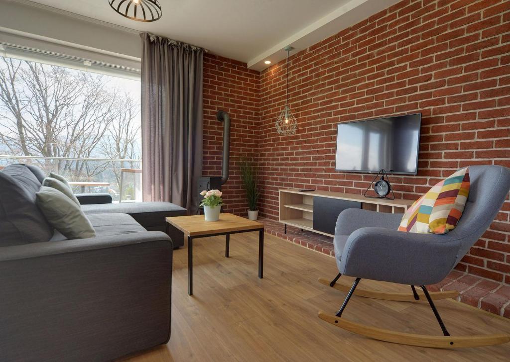 Televízia a/alebo spoločenská miestnosť v ubytovaní Apart Invest Szklarska 800 C9