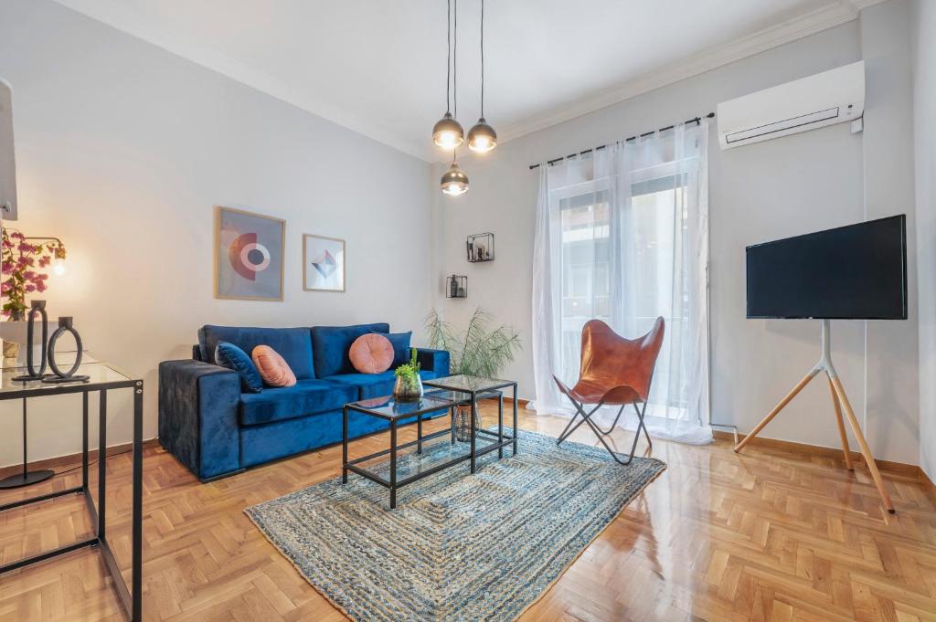 Televízia a/alebo spoločenská miestnosť v ubytovaní Luxury 2 bdroom apt- Megaro Mousikis