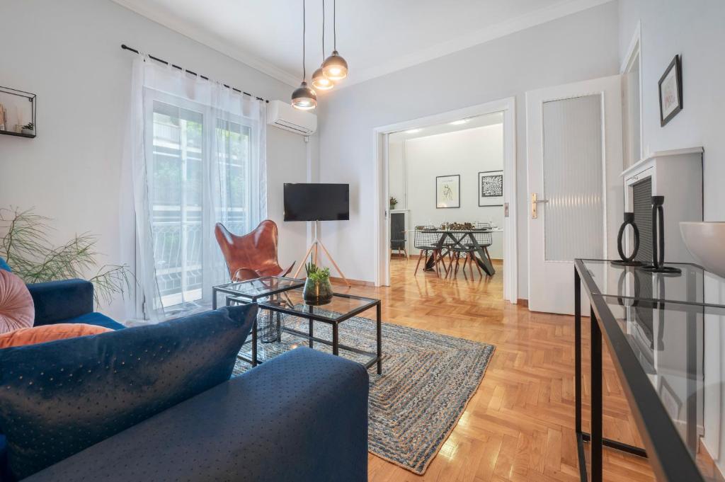Televízia a/alebo spoločenská miestnosť v ubytovaní Luxury 2 bdroom apt- Megaro Mousikis