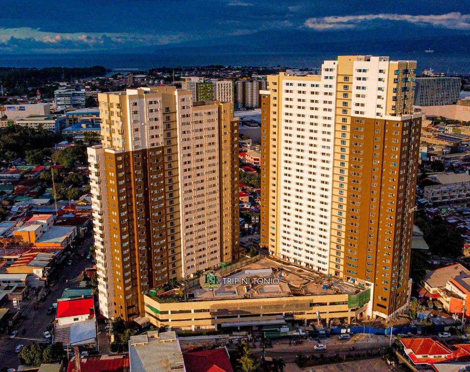 een uitzicht over een stad met hoge gebouwen bij Avida Aspira Condotel in Cagayan de Oro