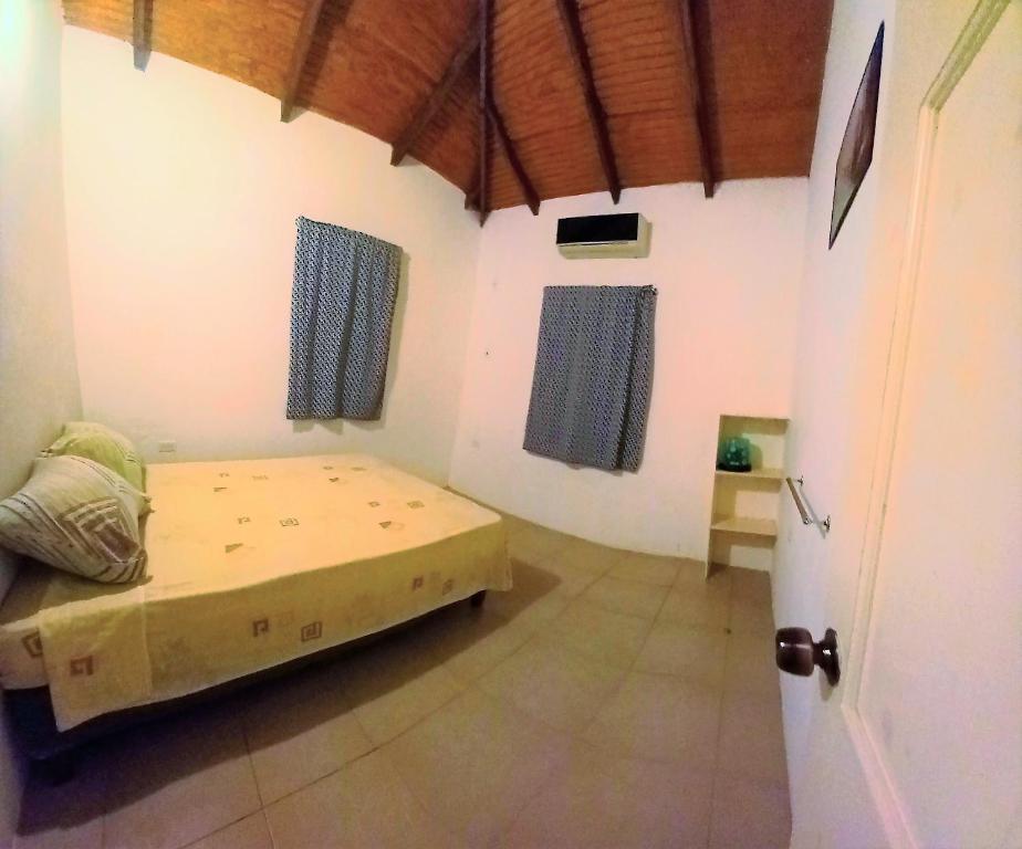 ein kleines Zimmer mit einem Bett in einem Zimmer in der Unterkunft SLEEP-Inn in Scarborough
