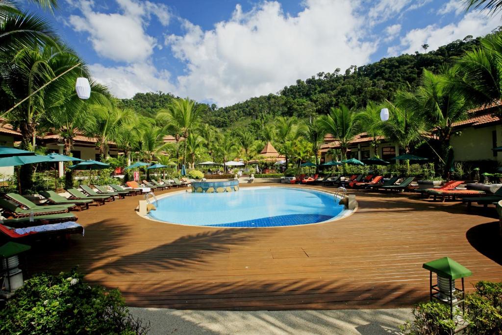 Bazén v ubytování Khaolak Bayfront Resort nebo v jeho okolí
