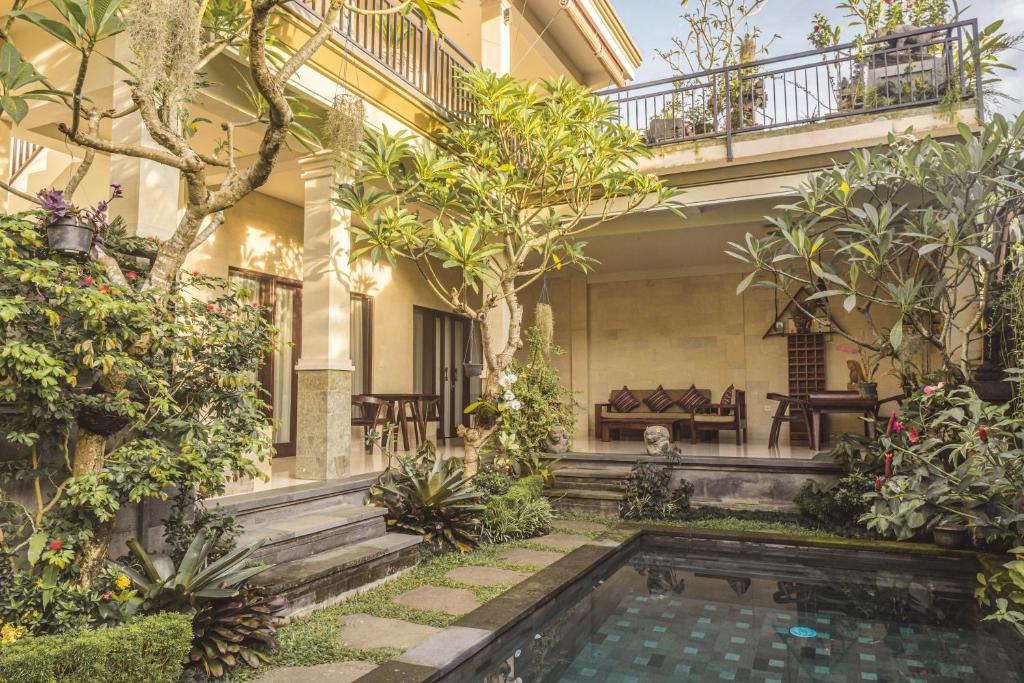 烏布的住宿－Divara Ubud，庭院中带游泳池的房子