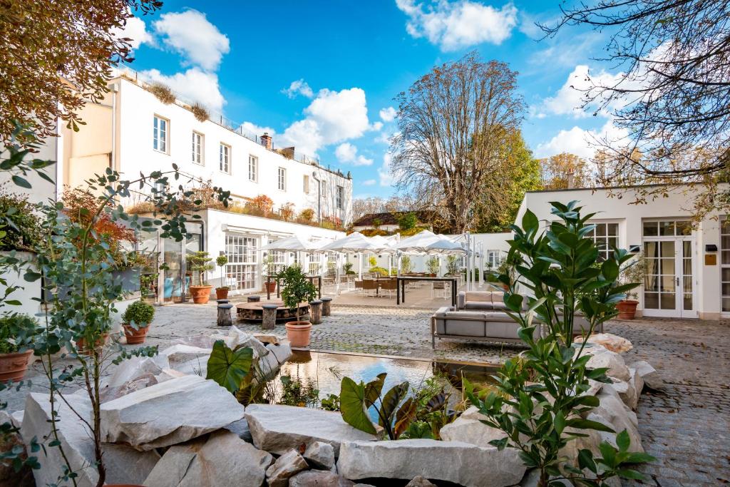 a courtyard with a fountain and buildings at Hôtel de Cavoye in Fontainebleau