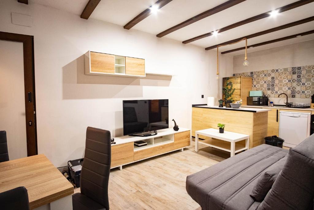 a living room with a couch and a kitchen at Casa Antequeruela in Toledo