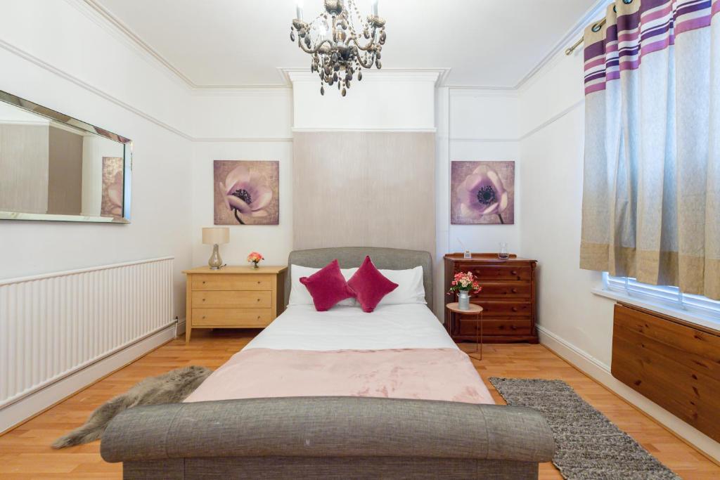 ein Schlafzimmer mit einem großen Bett und einem Sofa in der Unterkunft Oak Room in Liverpool