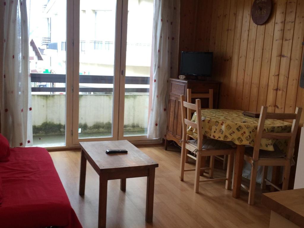 a living room with a table and chairs and a television at Charmant 2 Pièces en Cœur de Village, Proche Piscine et Patinoire - 5 Pers, 46m² - FR-1-515-89 in Villard-de-Lans