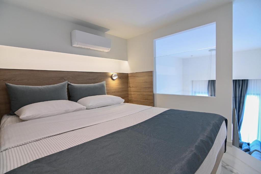 Postel nebo postele na pokoji v ubytování Rihios Hotel