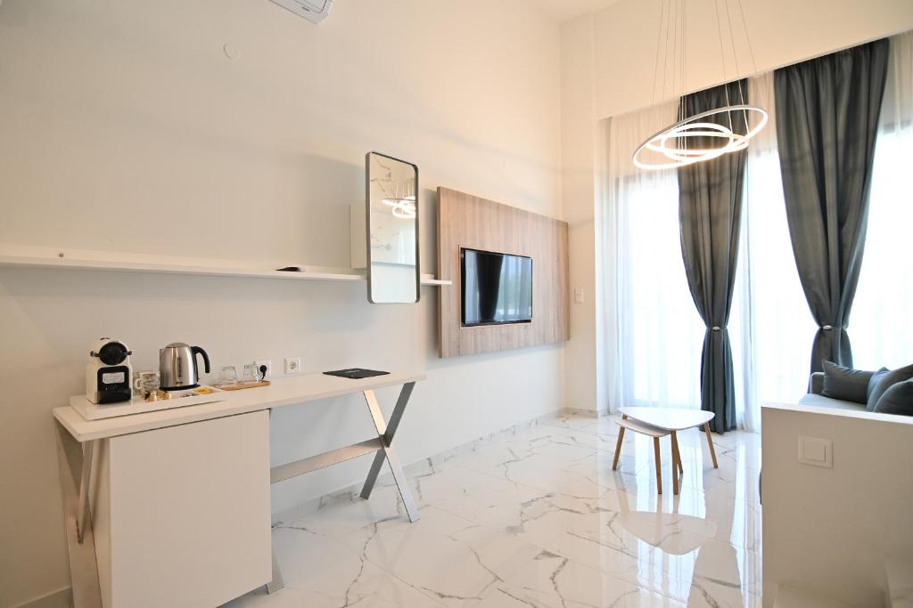 TV a/nebo společenská místnost v ubytování Rihios Hotel