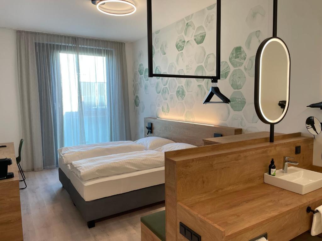 Voodi või voodid majutusasutuse BEE GREEN Linz Self-Check-in-Hotel toas