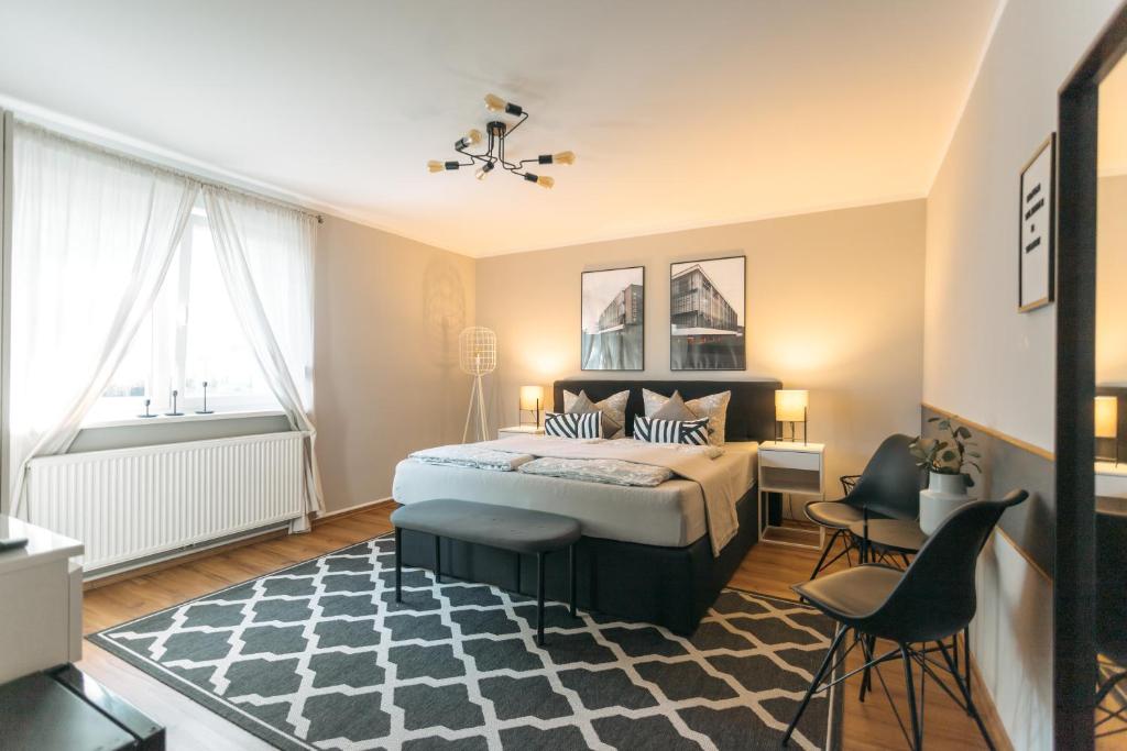 um quarto com uma cama e um tapete preto e branco em Das Schlafgut Dessau em Dessau