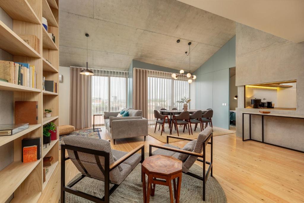 ein Wohnzimmer und ein Esszimmer mit einem Tisch und Stühlen in der Unterkunft Feel Porto Corporate Housing Campanhã in Porto