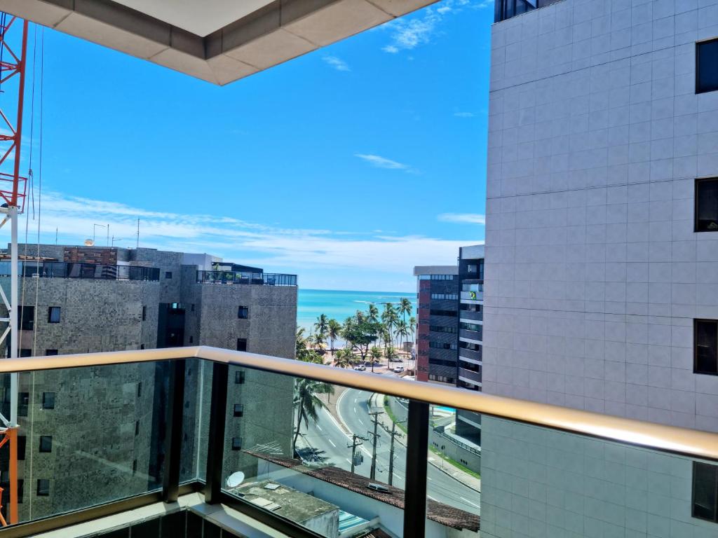 - une vue depuis le balcon d'un bâtiment dans l'établissement Maceio Ferias apto com varanda vista mar, à Maceió