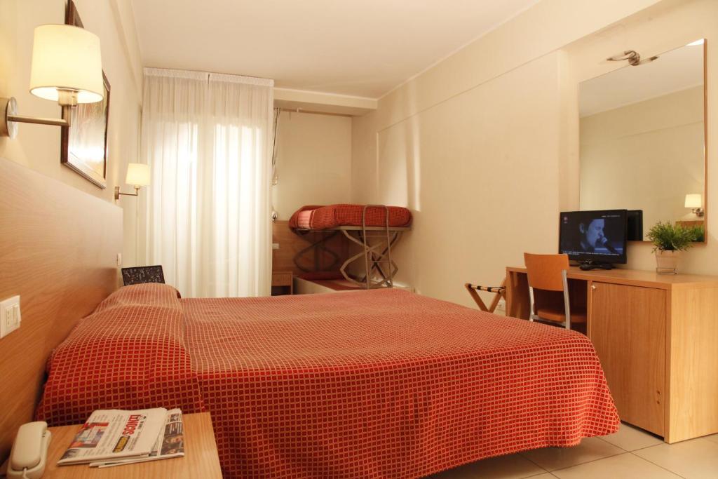 TV a/nebo společenská místnost v ubytování Hotel Majorca sul Mare in centro a Riccione