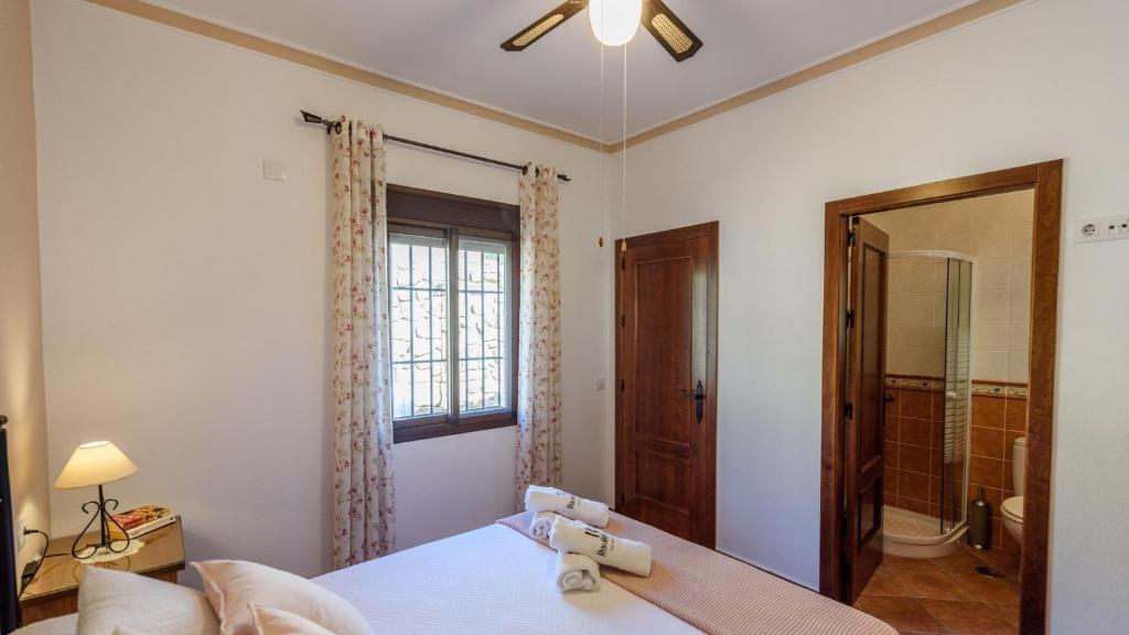 Posteľ alebo postele v izbe v ubytovaní Villa Los Rosales El Gastor by Ruralidays