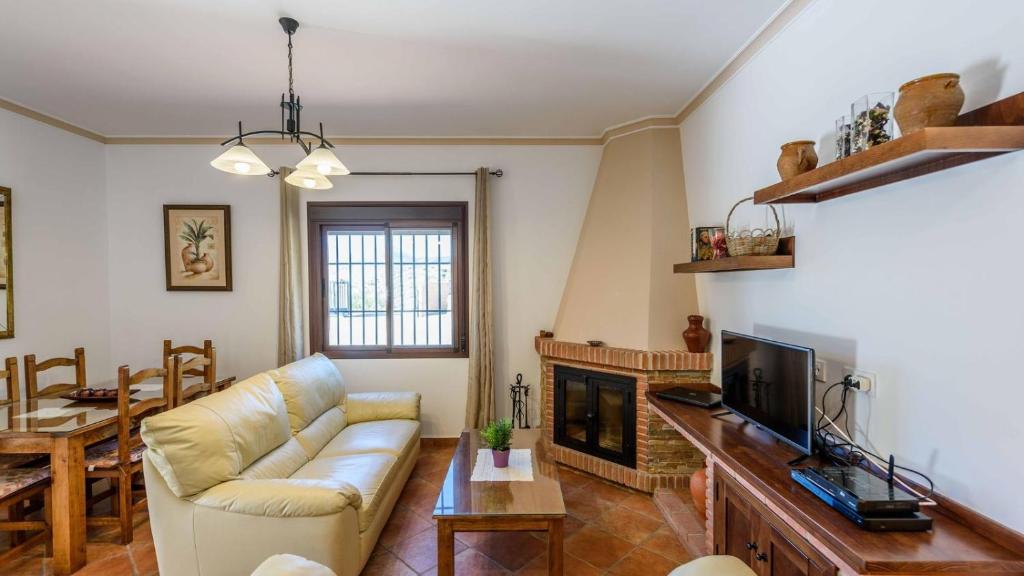 Televízia a/alebo spoločenská miestnosť v ubytovaní Villa Los Rosales El Gastor by Ruralidays