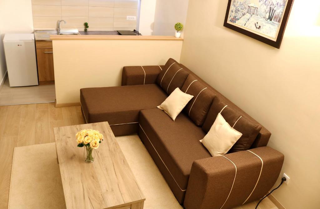 uma sala de estar com um sofá e uma mesa em Apartment Ruvarceva em Belgrado