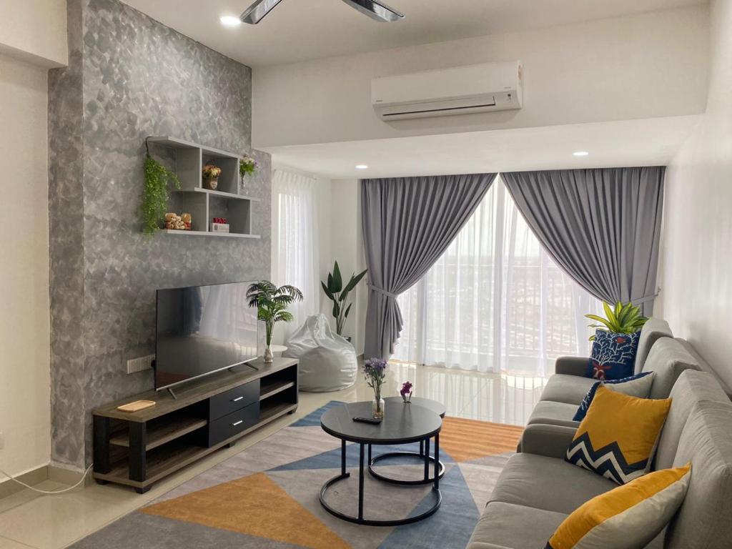 een woonkamer met een bank en een tv bij 休闲民宿 Leisure Homestay @The Venus Sitiawan in Kampong Lumut Kiri