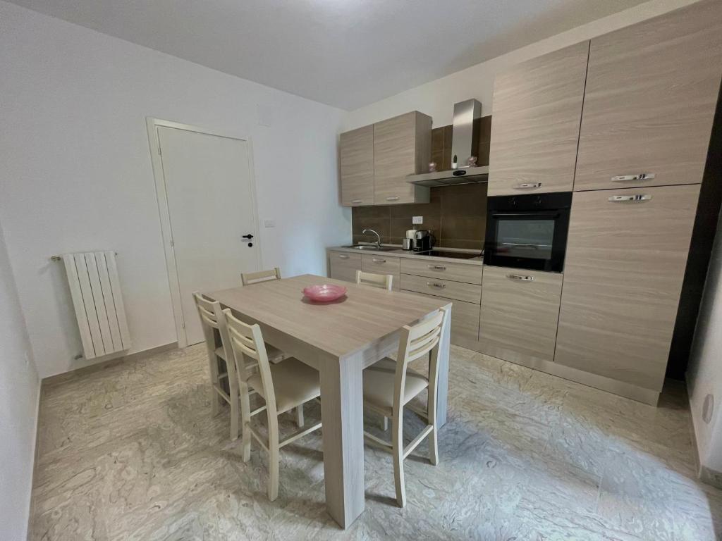 kuchnia ze stołem i krzesłami w pokoju w obiekcie Casa Anima Rosa w mieście Monopoli