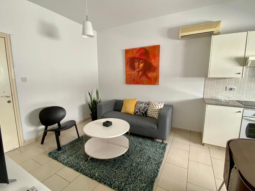 sala de estar con sofá y mesa en Cosy one bedroom apartment in Pafos en Pafos