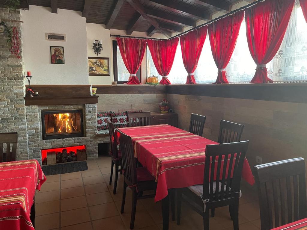 A restaurant or other place to eat at Asya Guest House