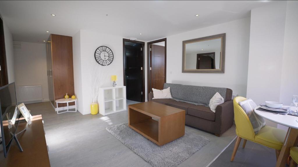 ein Wohnzimmer mit einem Sofa und einem Tisch in der Unterkunft Naps Inn in Birmingham