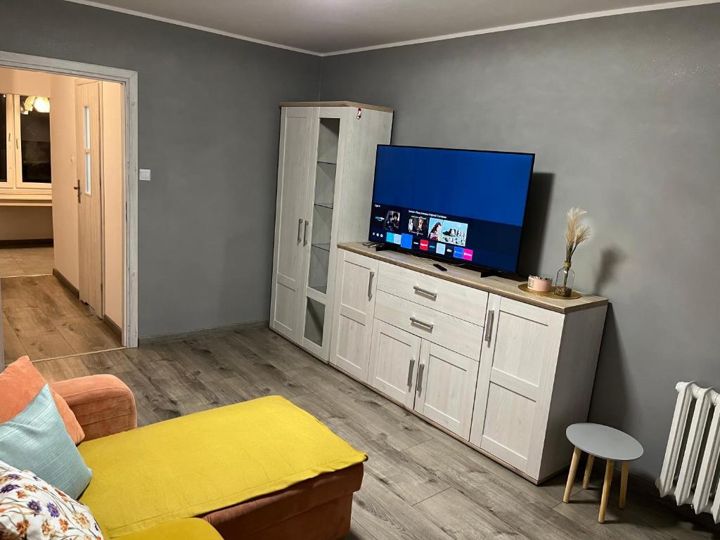 una sala de estar con TV de pantalla plana en un armario en Apartament 75 w Centrum! Okulickiego!, en Stalowa Wola