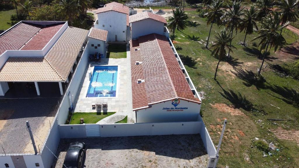 uma vista aérea de uma casa com piscina em Joias do Nordeste - Chalés para Temporada em Touros