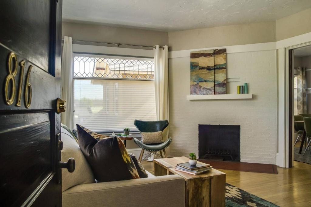 uma sala de estar com um sofá e uma lareira em Painted Hills em Portland