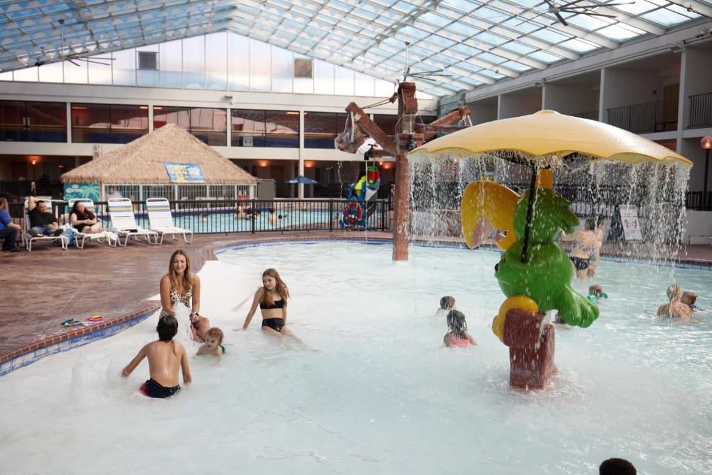un grupo de niños jugando en una piscina en Adventureland Inn, en Altoona