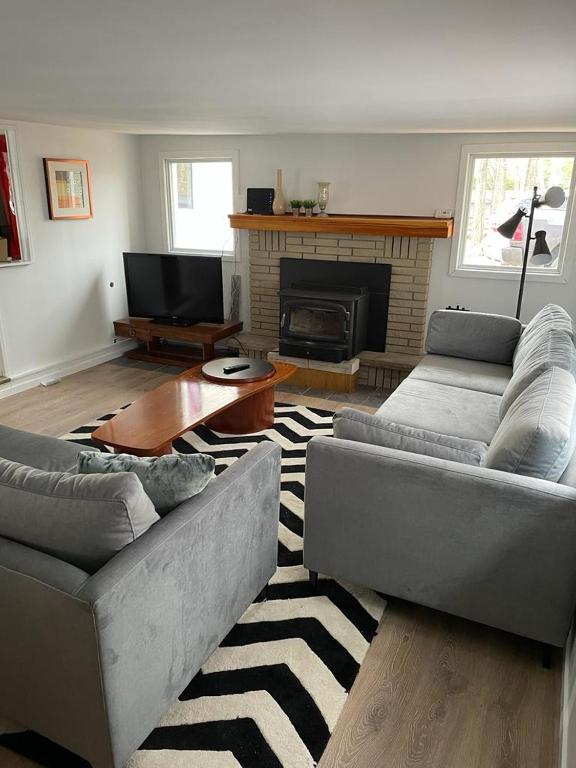 Cozy 3Bedroom cottage with deck on lake Eugenia. Great Skiing/ Hiking