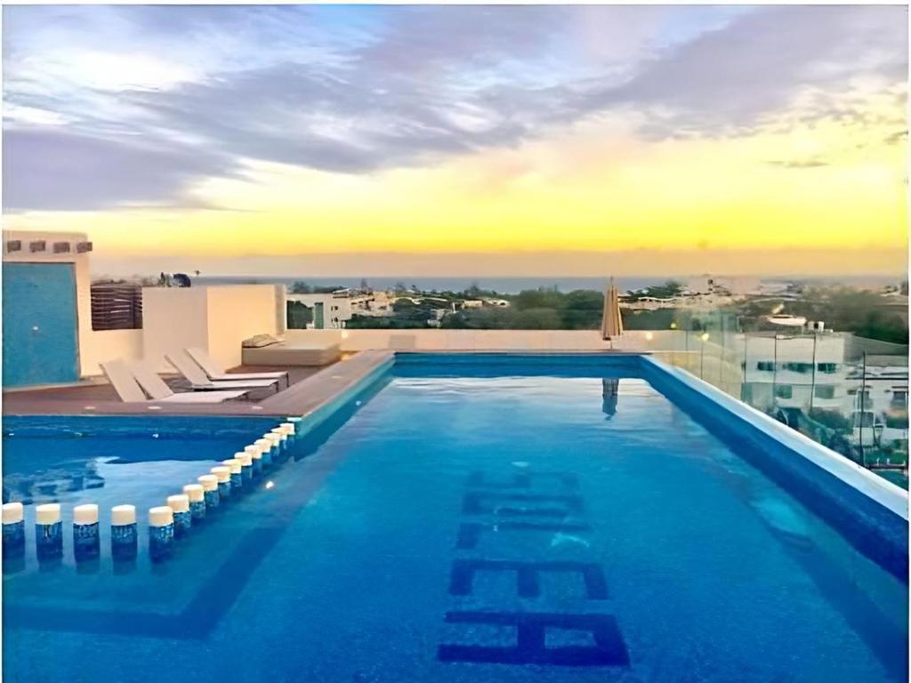 Swimmingpoolen hos eller tæt på Luxury Apartment Steps From 5th Av Rooftop Pool By Yeah