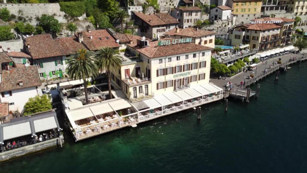 uma vista aérea de uma cidade sobre a água em Hotel Le Palme em Limone sul Garda