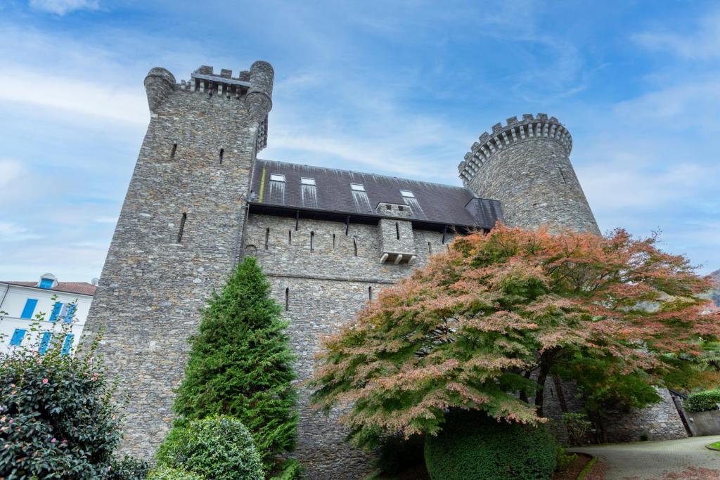 un château avec deux tours en haut dans l'établissement Castello Ripa Baveno, à Baveno