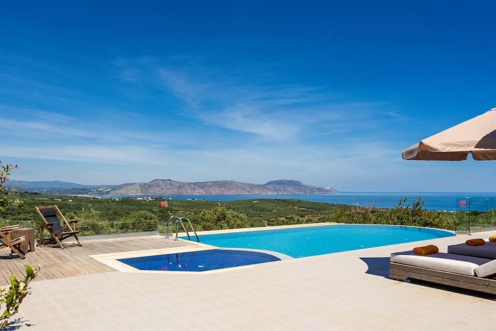 una piscina con vista al mar en Villa Sugar, en Episkopí- Rethimno