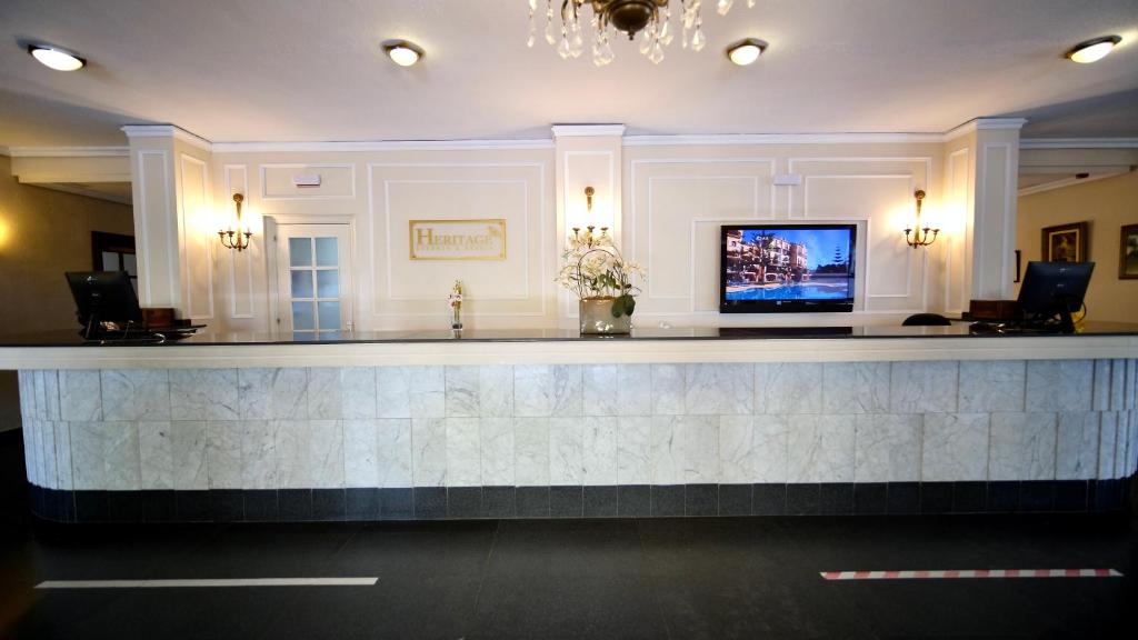 Televízia a/alebo spoločenská miestnosť v ubytovaní Marbesa Villas with Jacuzzi
