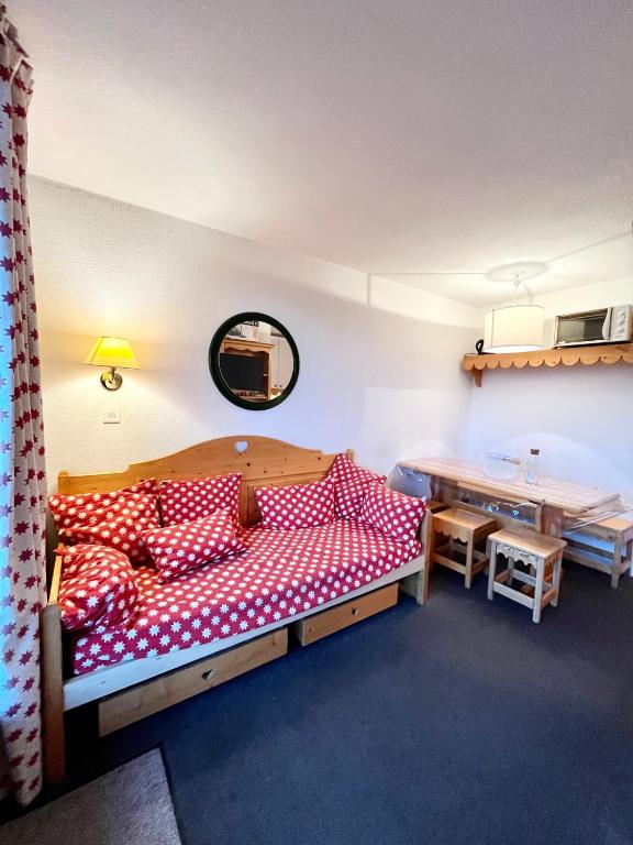 un salon avec un lit et une table dans l'établissement RISOUL - Résidence ALTAIR - 5 couchages - À 1min à pieds des pistes, à Risoul