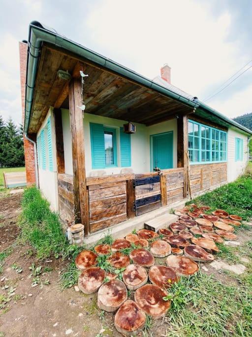 a house with a bunch of onions in front of it at Comandau 11 in Comandău