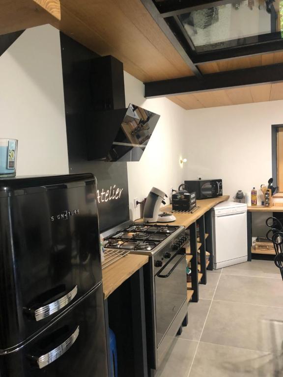 Kuchyňa alebo kuchynka v ubytovaní Gîte de caractère à la campagne