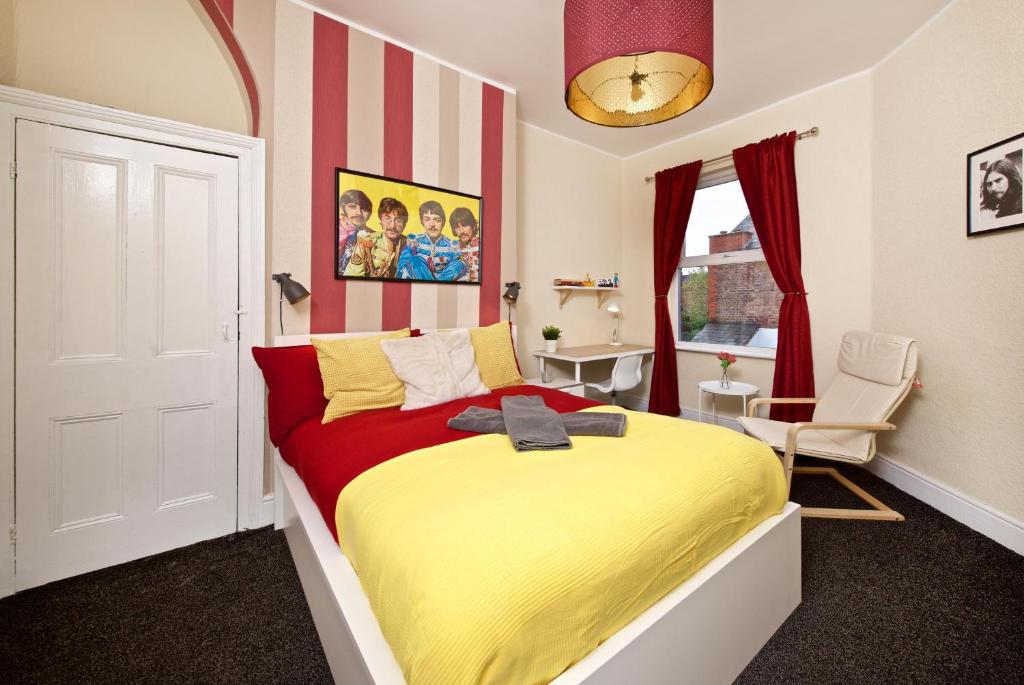 Un dormitorio con una cama amarilla y roja y una silla en Liverpool City Stays - The Beatles Theme House - Penny Lane DD1, en Liverpool