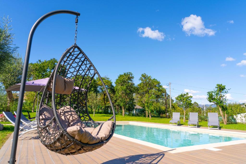 um balanço junto a uma piscina num quintal em Casa das Castanhas - near Gerês em Braga